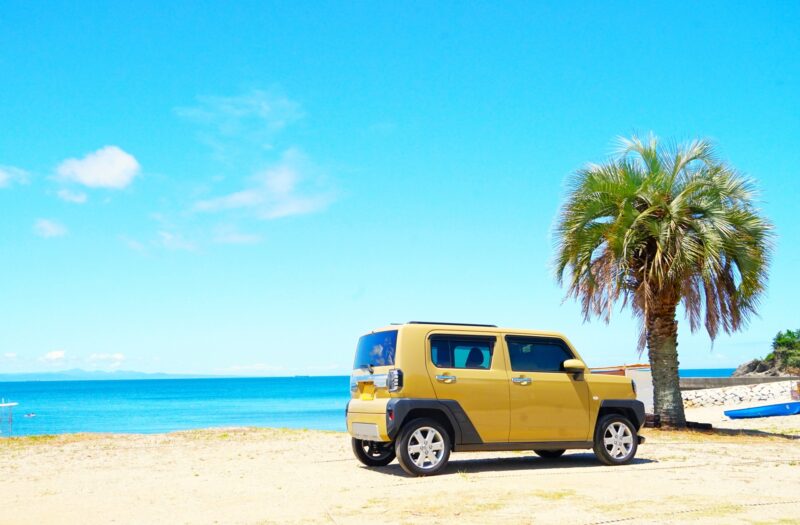 海岸に停められた軽自動車