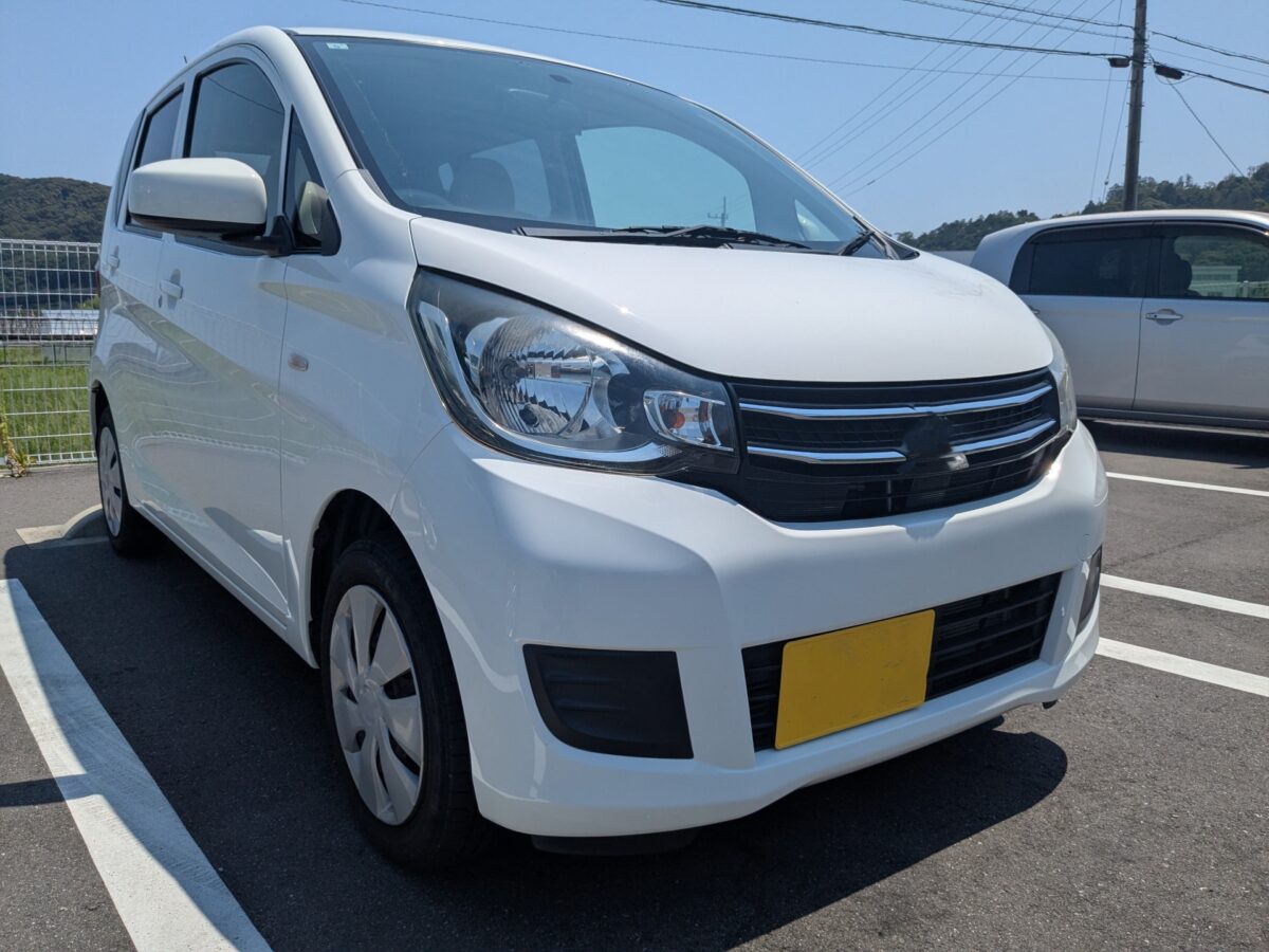 白色の軽自動車