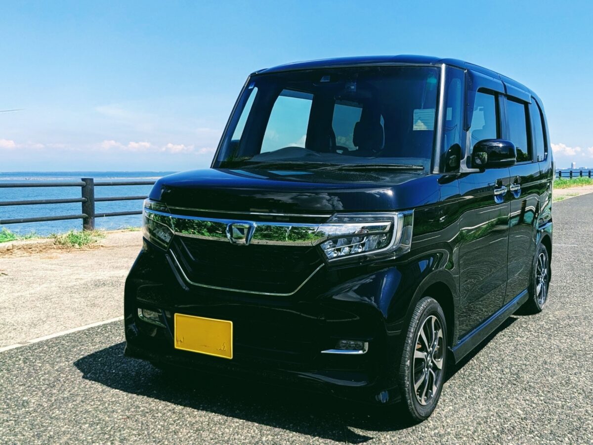 海辺に駐車した軽自動車